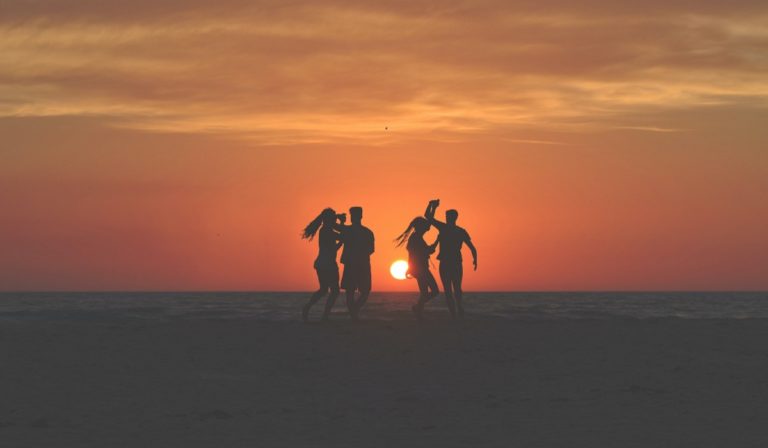 Silhouettes dancing