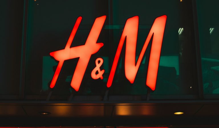 Neon H&M sign