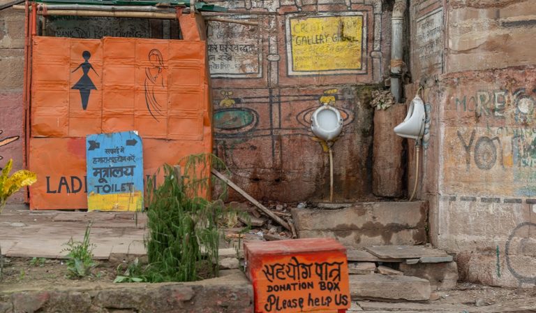 Street toilet in the Indian city of Varanasi