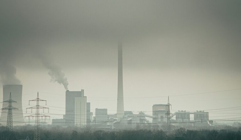 Facility production thick air pollution