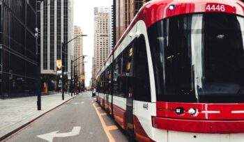 Electric bus in Toronto|mario sessions unsplash