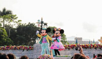 Mickey and Minnie Mouse at Disneyland|park troopers unsplash