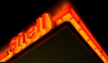 Shell gas station at night|e cefe o